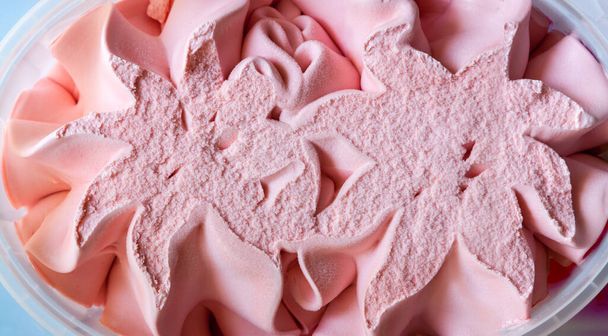 Widok z góry zbliżenie pudełko z różowym truskawkowym kształcie gwiazdy lodów tekstury płaskie lay. - Zdjęcie, obraz