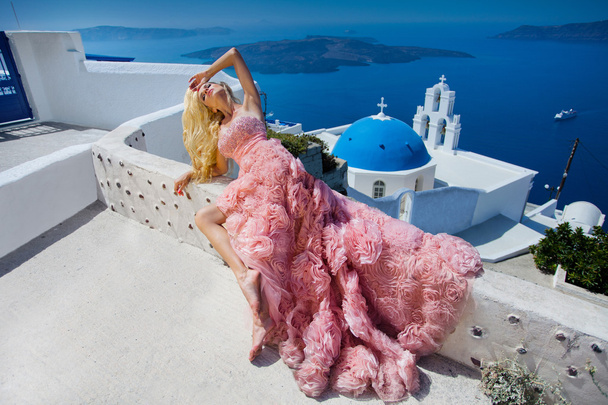 Hermosa mujer rubia con piernas largas en un vestido de bola rosa
 - Foto, Imagen