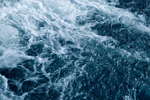 Düzensiz dalga yapısı olan mavi ve turkuaz su - Fotoğraf, Görsel