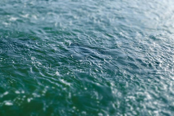 Agua azul y turquesa con estructura de onda irregular - Foto, Imagen