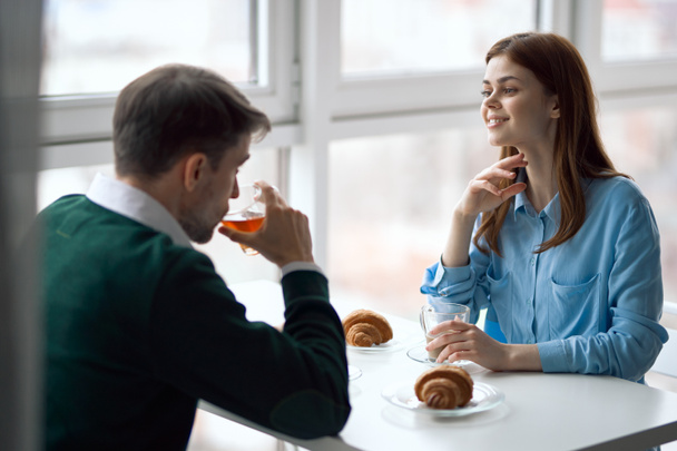 heureux homme et femme au restaurant croissants petit déjeuner couple amoureux - Photo, image