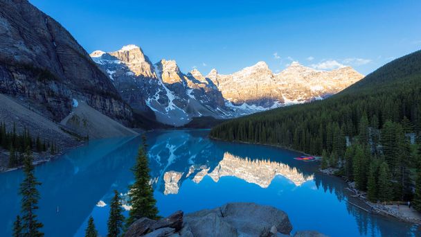 Lago Moraine em Montanhas Rochosas, Parque Nacional Banff, Canadá
. - Foto, Imagem