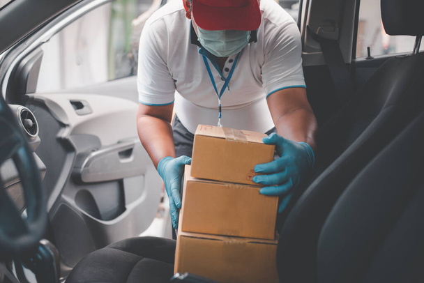 Los trabajadores de entrega masculinos usan rostros de saneamiento y guantes para entregar mercancías o paquetes mediante la prestación de servicios a los usuarios con seguridad durante el covid19.
. - Foto, imagen