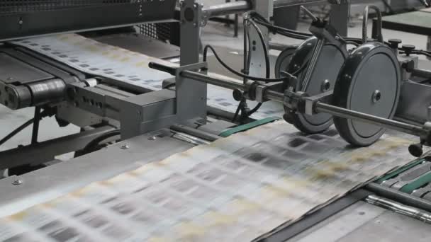 közeli felvételek a szórólapok és magazinok ipari nyomtatásáról - Felvétel, videó