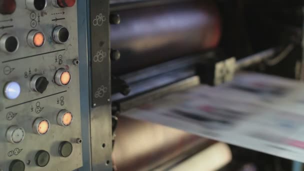 közeli felvételek a szórólapok és magazinok ipari nyomtatásáról - Felvétel, videó