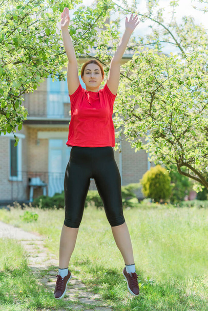 Ženský trénink, cvičení v přírodě, ztráta tělesné hmotnosti wellness, tvar po karanténě - Fotografie, Obrázek