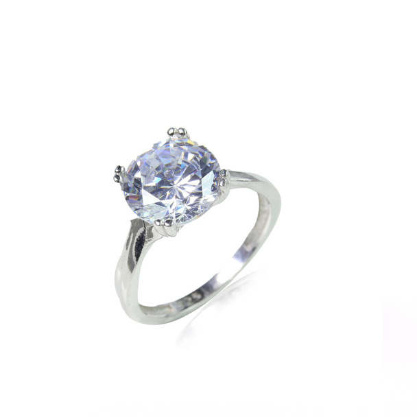 бриллиантовое кольцо на белом фоне
 - Фото, изображение
