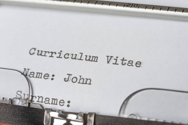 Écrire un Curriculum Vitae, à l'aide d'une machine à écrire - Photo, image