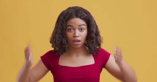 Emotionele Afro-Amerikaanse vrouw houdt haar hoofd in verbazing - Video
