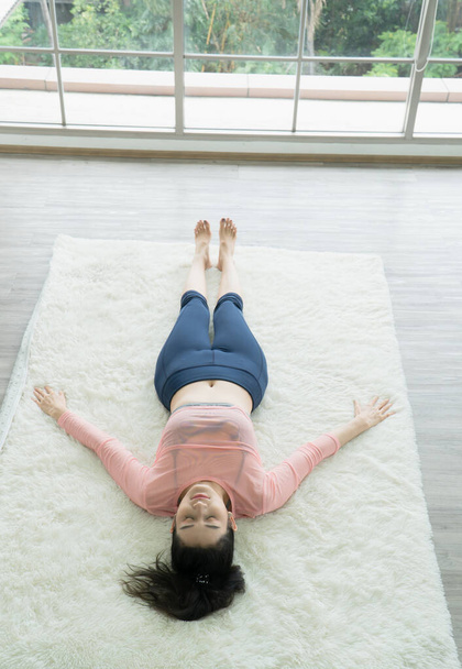 Atraktivní a zdravá žena Asijky cvičení strečink s jóga držení těla doma pomáhá vyvážit život. - Fotografie, Obrázek