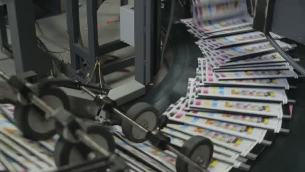 lähikuva-aineisto lehtisten ja aikakauslehtien teollisesta painamisesta - Materiaali, video