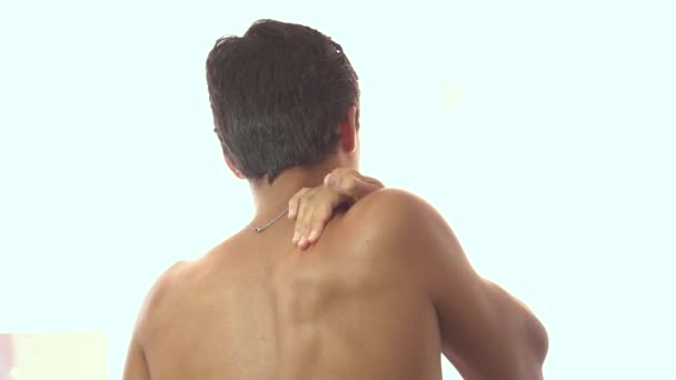 Teenager mit Rückenschmerzen auf weißem Hintergrund - Filmmaterial, Video