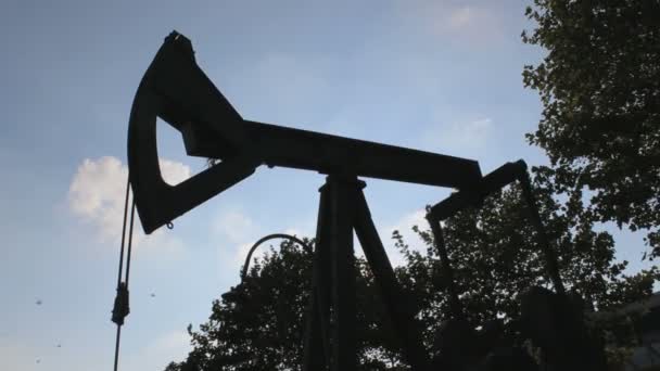 Насос є наземним приводом для поршневого насоса в нафтовому свердловині
 - Кадри, відео