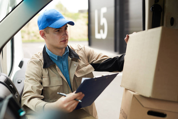 Man delivering parcels - Photo, Image