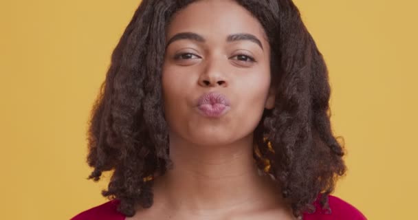Υπέροχο μαύρο κορίτσι στέλνει φιλί στην κάμερα και χαμογελώντας - Πλάνα, βίντεο