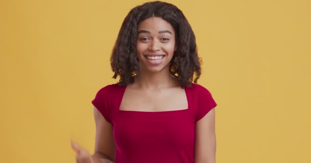 Fröhliche afrikanisch-amerikanische Mädchen gestikuliert Daumen hoch und lächelt - Filmmaterial, Video