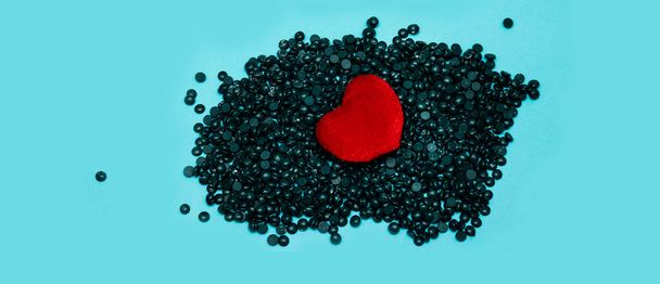 corazón en granos depilatorios de cera sólida azul perlado  - Foto, Imagen