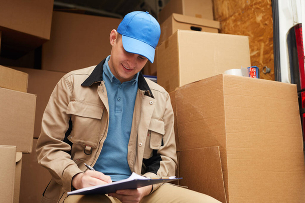 Delivery person working with parcels - Photo, Image