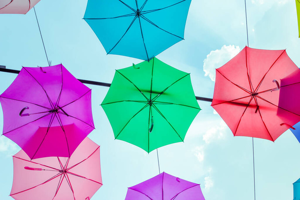 Colgante abierto paraguas de colores
 - Foto, Imagen