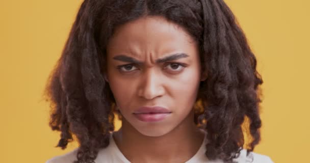 Ekelhafte schwarze Frau empfindet Abneigung, runzelt die Stirn - Filmmaterial, Video