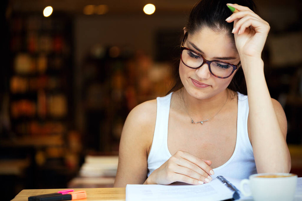 Portrait of young beautiful smiling casual woman working or studying - Fotoğraf, Görsel