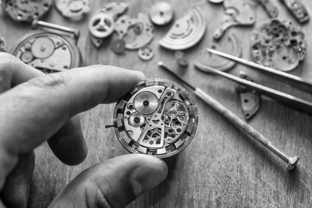時計職人は腕時計、機械式時計を修理している、閉じる - 写真・画像