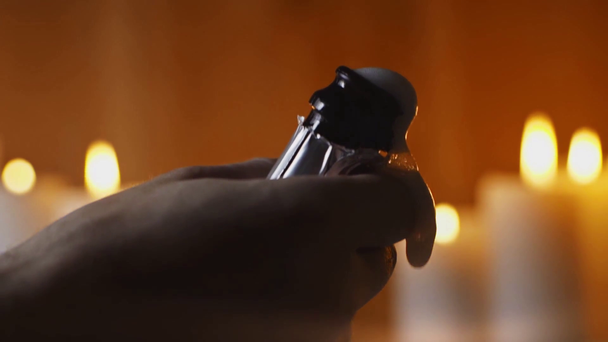 Zeitlupe: Mann öffnet Flasche mit Sekt - Filmmaterial, Video