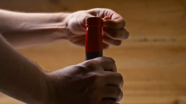 Ausgeschnittene Ansicht eines Mannes, der eine Weinflasche öffnet - Filmmaterial, Video