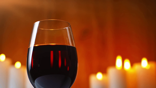 przycięty widok człowieka brzęczące kieliszki z czerwonym winem - Materiał filmowy, wideo