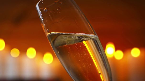 vista da vicino di spruzzi di spumante nel bicchiere di champagne - Filmati, video
