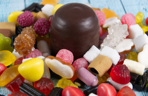 красочные конфеты и сахар
 - Фото, изображение