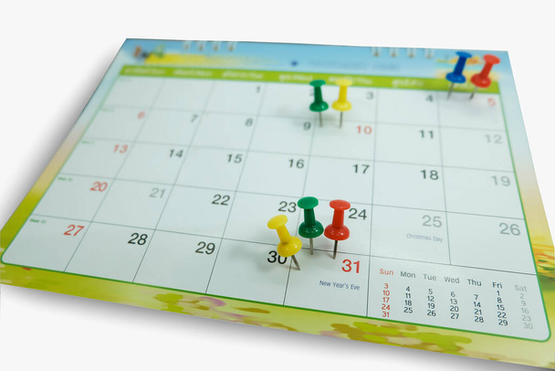Πολύχρωμες καρφίτσες έσπρωξε το σήμα στο ημερολόγιο των διακοπών - Φωτογραφία, εικόνα