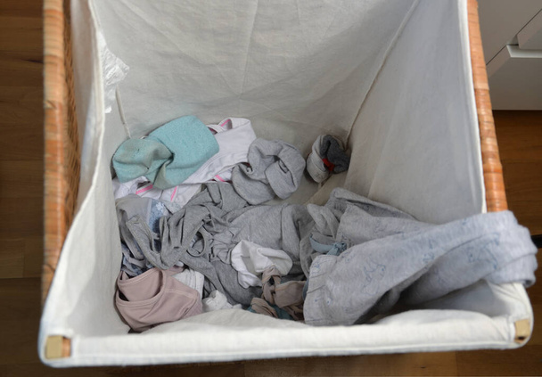un cesto della lavanderia con vestiti - Foto, immagini