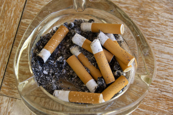 灰皿と燻製タバコ - 写真・画像