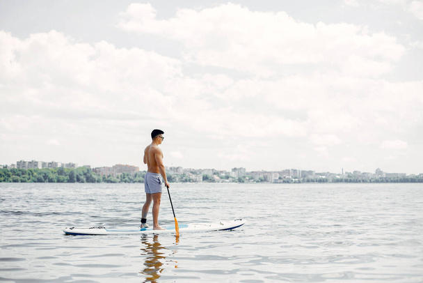 Sup surfer on a summer beach - Valokuva, kuva