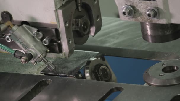 close-up produkce společnosti specializující se na kovové předení a hluboké kreslení - Záběry, video