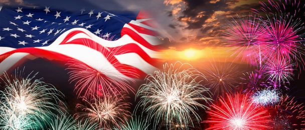 USA vlag op vuurwerk achtergrond. 4 juli Onafhankelijkheidsdag, Patriottische Feestdag, Feestconcept - Foto, afbeelding