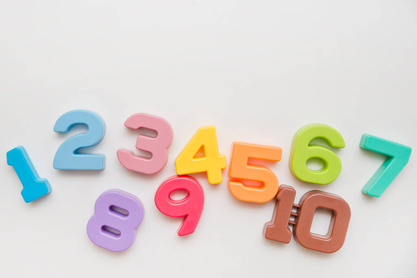 Gyerekek színes száma. Iskolai matematikai szimbólumok. Korai oktatás, számoló játék. Óvodai feladat gyerekeknek. Sorrend 1-től 10-ig. - Fotó, kép
