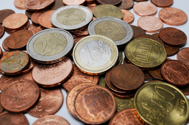 ein Haufen Euromünzen, Wirtschaft und Finanzen, weißer Hintergrund - Foto, Bild