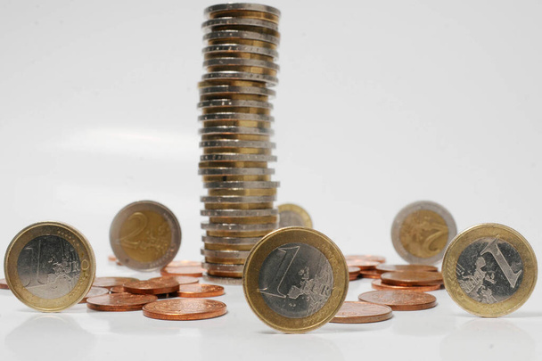 een stapel euromunten, bedrijfsleven en financiën, witte achtergrond - Foto, afbeelding