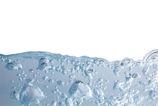 Błękitne fale wody i bąbelki na białym tle - Zdjęcie, obraz