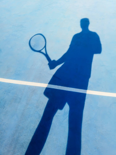 Tennis Player and Shadow on a Tennis Court, Tennis Background - Foto, imagen