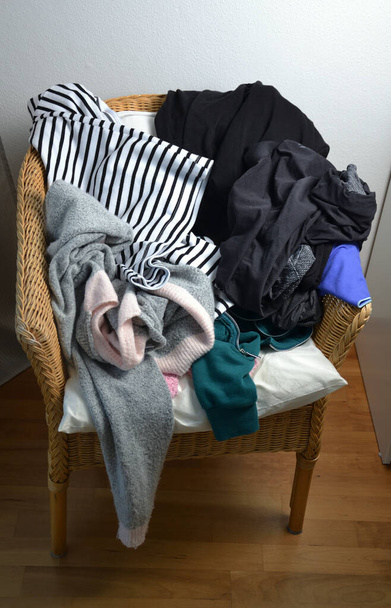 Montón de ropa en una silla
 - Foto, imagen