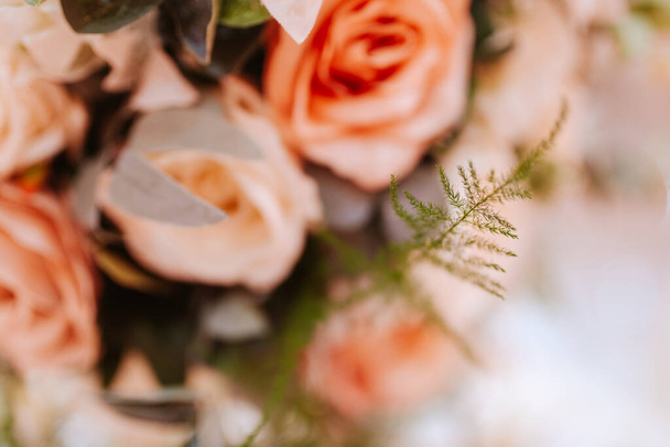 Hermosas flores románticas en un jarrón. Decoración para la celebración
 - Foto, Imagen