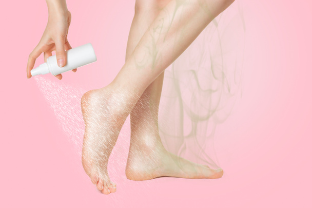 Naisten sileät jalat, joista tulee haju, joka näkyy profiilissa, johon lääke ruiskutetaan. Vaaleanpunainen tausta. Käsite hoitoon jalka sieni. - Valokuva, kuva