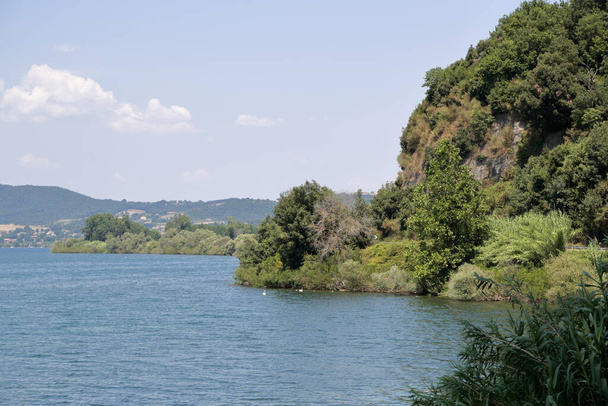 Вид з берегів озера Браччан (Італія). - Фото, зображення