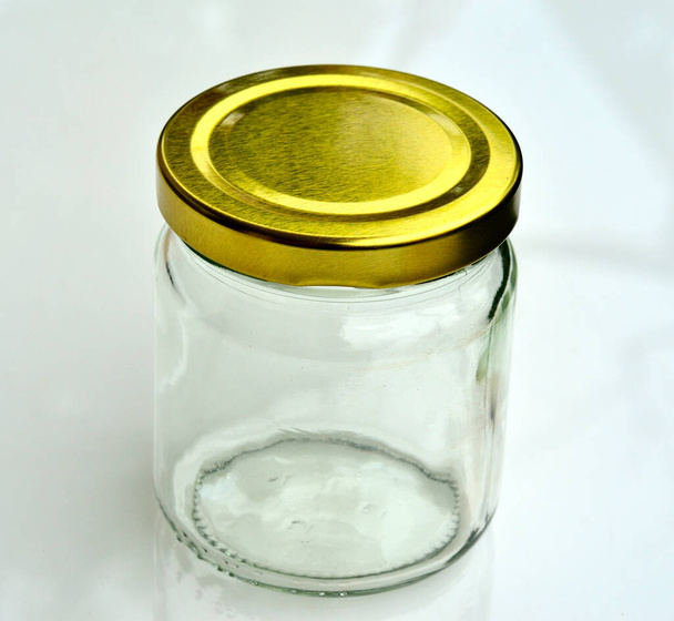 Tubo de vidro vazio, Garrafa com tampa de ouro, garrafa de vidro da cápsula no fundo branco
 - Foto, Imagem