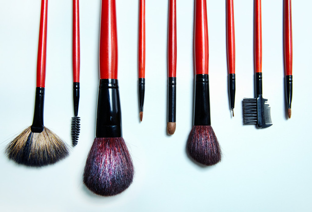 Makyaj için farklı kozmetik fırça koleksiyonu - Fotoğraf, Görsel