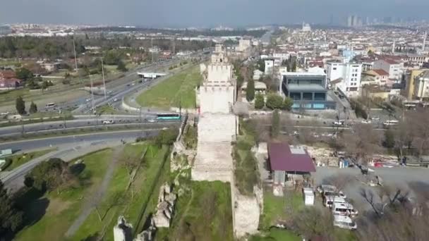 İstanbul 'un surları. İstanbul, Türkiye 'deki Antik Savunma Duvarı, Hava Görünümü - Video, Çekim
