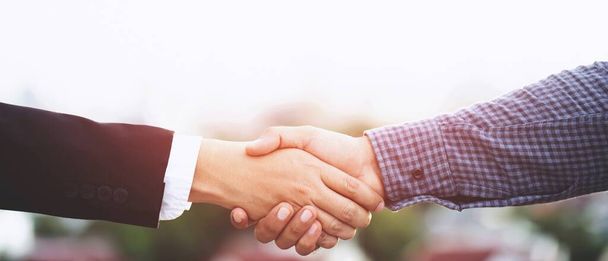 Деловые люди пожимают друг другу руки, чтобы начать новый бизнес
 - Фото, изображение